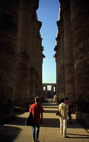 Ägypten 1999 (253) Luxor-Tempel: Säulengang • <a style="font-size:0.8em;" href="http://www.flickr.com/photos/69570948@N04/28287619205/" target="_blank">Auf Flickr ansehen</a>