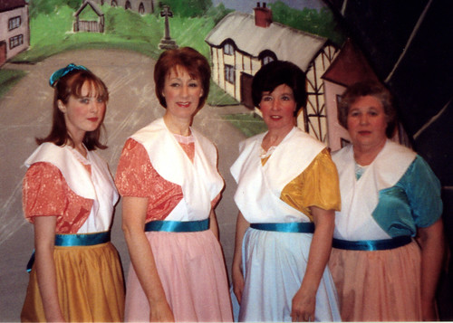 1998 Tom the Pipers Son 02 (from left x, Linda Ellis, Pauline Milner, Rita Hampton)