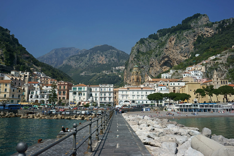 Amalfi from the beach.<br/>© <a href="https://flickr.com/people/49354910@N07" target="_blank" rel="nofollow">49354910@N07</a> (<a href="https://flickr.com/photo.gne?id=17247079105" target="_blank" rel="nofollow">Flickr</a>)