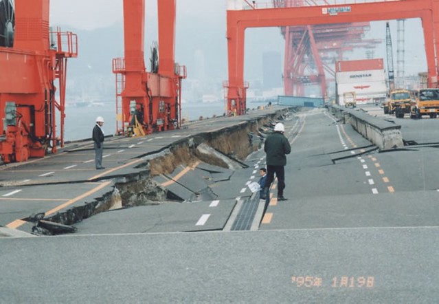 阪神淡路液状化で護岸が破壊。側方流動で海...