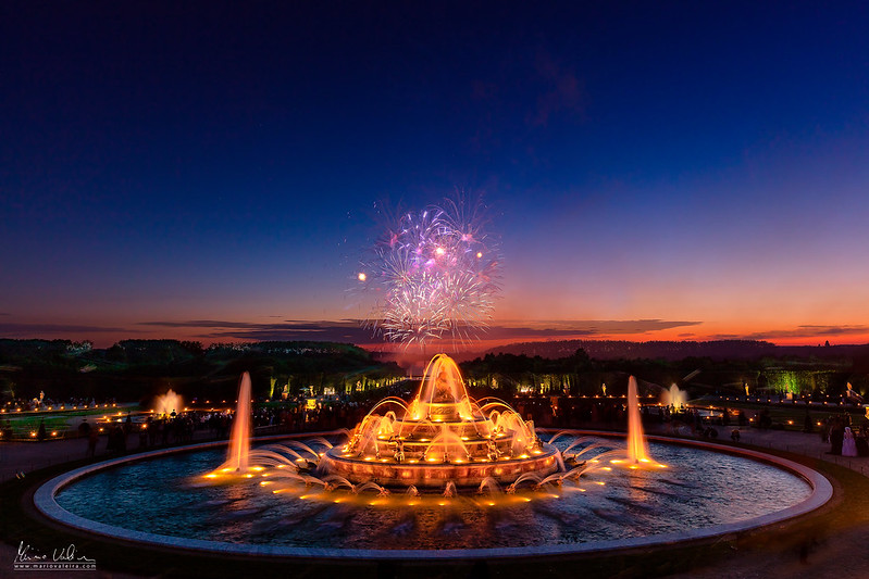 The fountains night show at Versailles Palace<br/>© <a href="https://flickr.com/people/55008095@N00" target="_blank" rel="nofollow">55008095@N00</a> (<a href="https://flickr.com/photo.gne?id=27798670743" target="_blank" rel="nofollow">Flickr</a>)