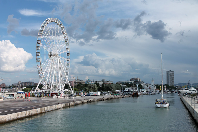 Ferris wheel in Rimini<br/>© <a href="https://flickr.com/people/131656443@N08" target="_blank" rel="nofollow">131656443@N08</a> (<a href="https://flickr.com/photo.gne?id=16858810079" target="_blank" rel="nofollow">Flickr</a>)