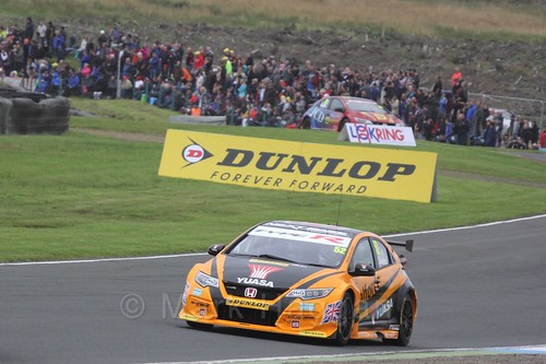 Gordon Shedden in race one during the BTCC weekend at Knockhill, August 2016