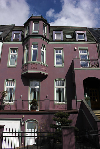 Das violette Haus 1 • <a style="font-size:0.8em;" href="http://www.flickr.com/photos/69570948@N04/17328625785/" target="_blank">Auf Flickr ansehen</a>