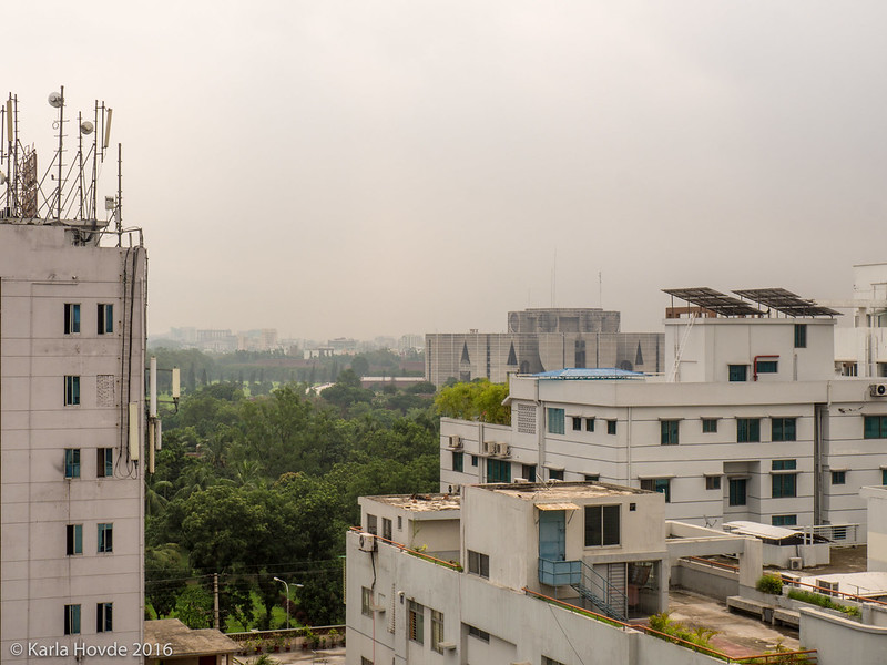 Rooftop view of Bangladesh's National Parliament<br/>© <a href="https://flickr.com/people/127250783@N07" target="_blank" rel="nofollow">127250783@N07</a> (<a href="https://flickr.com/photo.gne?id=29716025601" target="_blank" rel="nofollow">Flickr</a>)