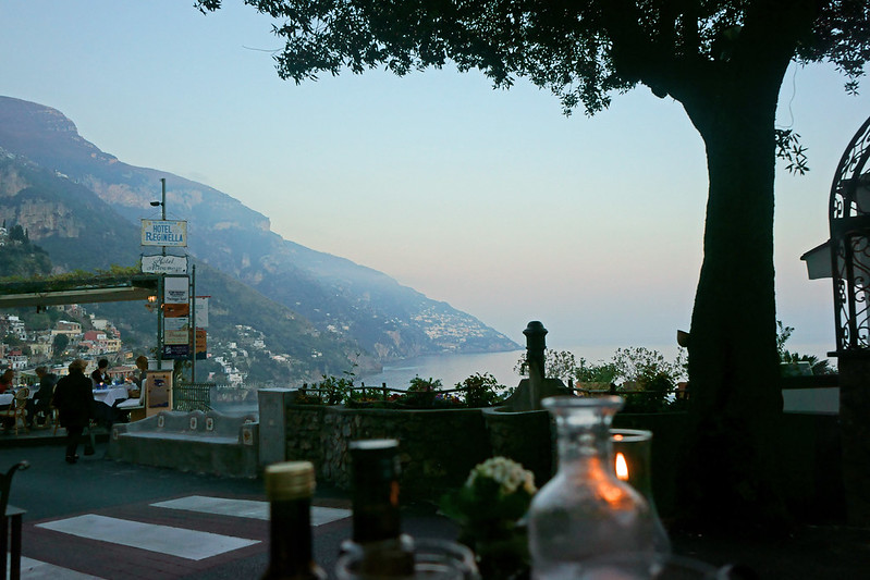 View during our last dinner in Positano.<br/>© <a href="https://flickr.com/people/49354910@N07" target="_blank" rel="nofollow">49354910@N07</a> (<a href="https://flickr.com/photo.gne?id=16626901623" target="_blank" rel="nofollow">Flickr</a>)