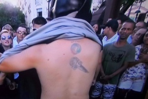 Por amor, homem faz "tatuagem" no corpo com microfone e logotipo da Record
