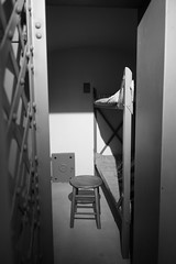 Anglų lietuvių žodynas. Žodis jail cell reiškia kalėjimo kameroje lietuviškai.