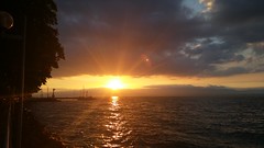coucher de soleil sur le phare d'Evian