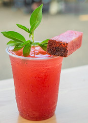 Anglų lietuvių žodynas. Žodis cocktail shaker reiškia kokteilis purtyklė lietuviškai.
