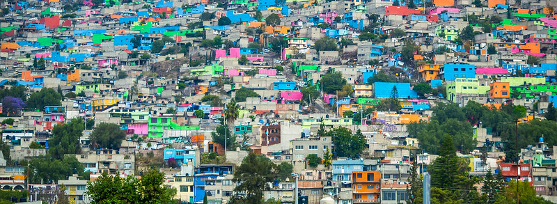 Colourful Slum (Estado de México, México. Gustavo Thomas © 2015)<br/>© <a href="https://flickr.com/people/39501469@N07" target="_blank" rel="nofollow">39501469@N07</a> (<a href="https://flickr.com/photo.gne?id=17216768592" target="_blank" rel="nofollow">Flickr</a>)