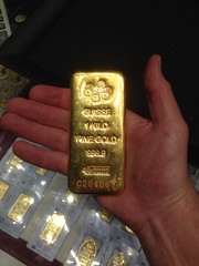 Holding a gold bar at 1 kg worth 22.000 USD!