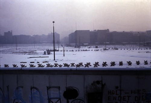 18 Berlin-Klassenfahrt 1978: Berliner Mauer, Potsdamer Platz • <a style="font-size:0.8em;" href="http://www.flickr.com/photos/69570948@N04/18176330736/" target="_blank">Auf Flickr ansehen</a>
