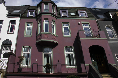 Das violette Haus 2 • <a style="font-size:0.8em;" href="http://www.flickr.com/photos/69570948@N04/17328644335/" target="_blank">Auf Flickr ansehen</a>