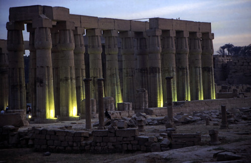 Ägypten 1999 (229) Tempel von Luxor: Hof Amenophis III. • <a style="font-size:0.8em;" href="http://www.flickr.com/photos/69570948@N04/28196248375/" target="_blank">Auf Flickr ansehen</a>