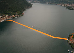 Плавучий пирс в Италии на озере Изео